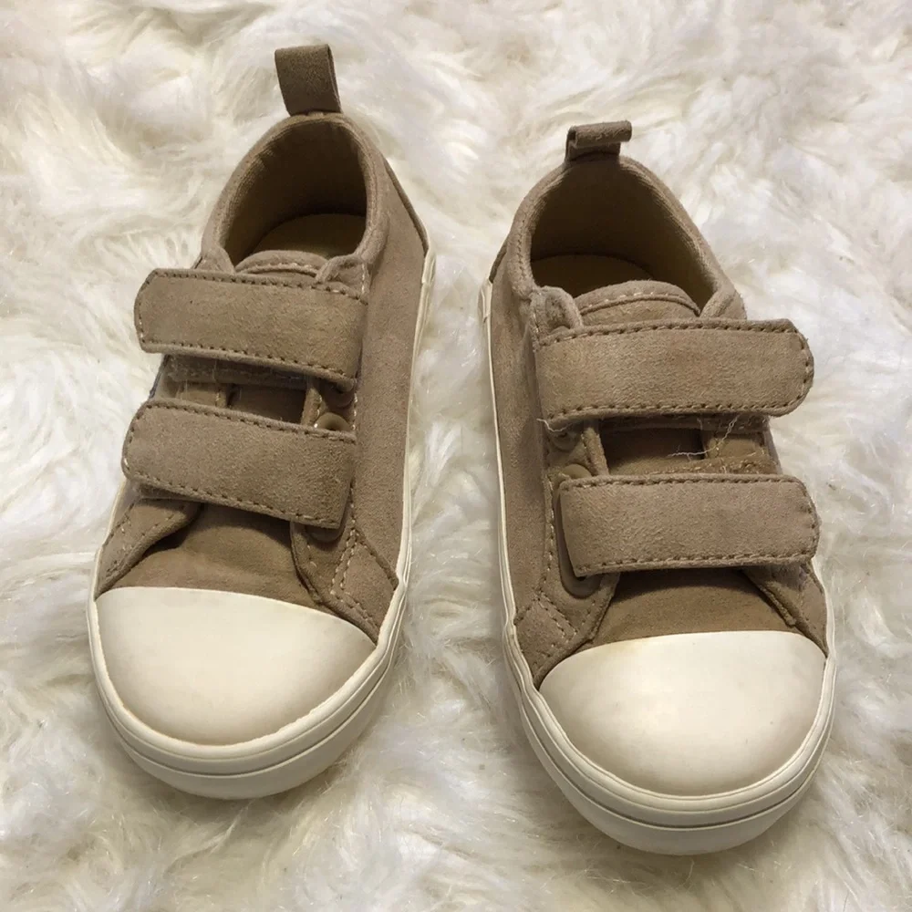 Old Navy toddler tennis shoe with flower appliqué tan white daisy toddler girl 5